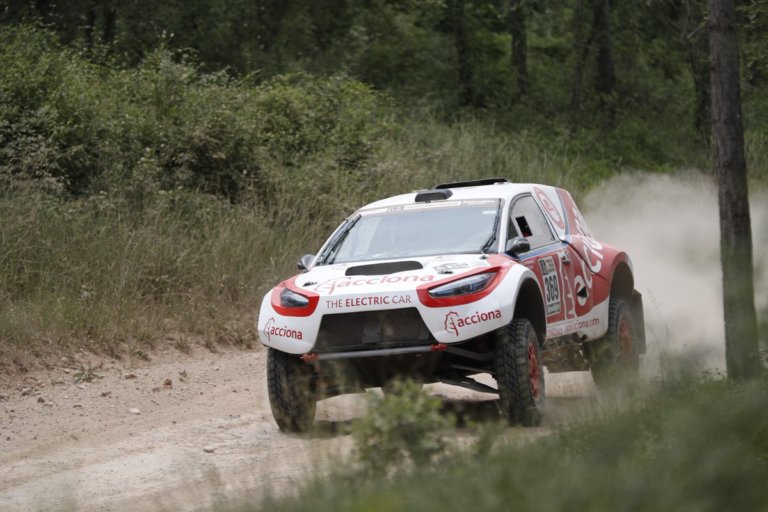 Acciona Dakar presentó nuevo coche y nueva piloto