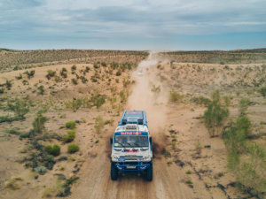 Loeb y Sotnikov llegan líderes al descanso
