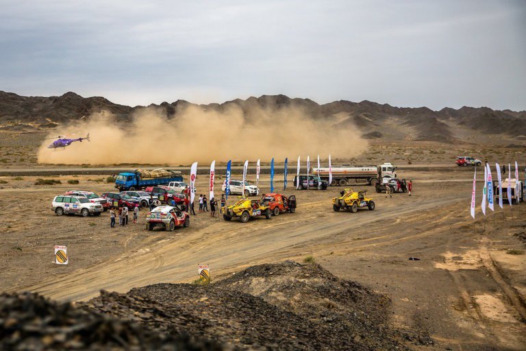 Silk Way Rally Etapa 11 Peugeot por delante de MINI, Tatra por delante de Kamaz