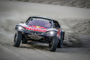 Carlos Sainz aprovechó los problemas de Peterhansel y ganó la etapa 7