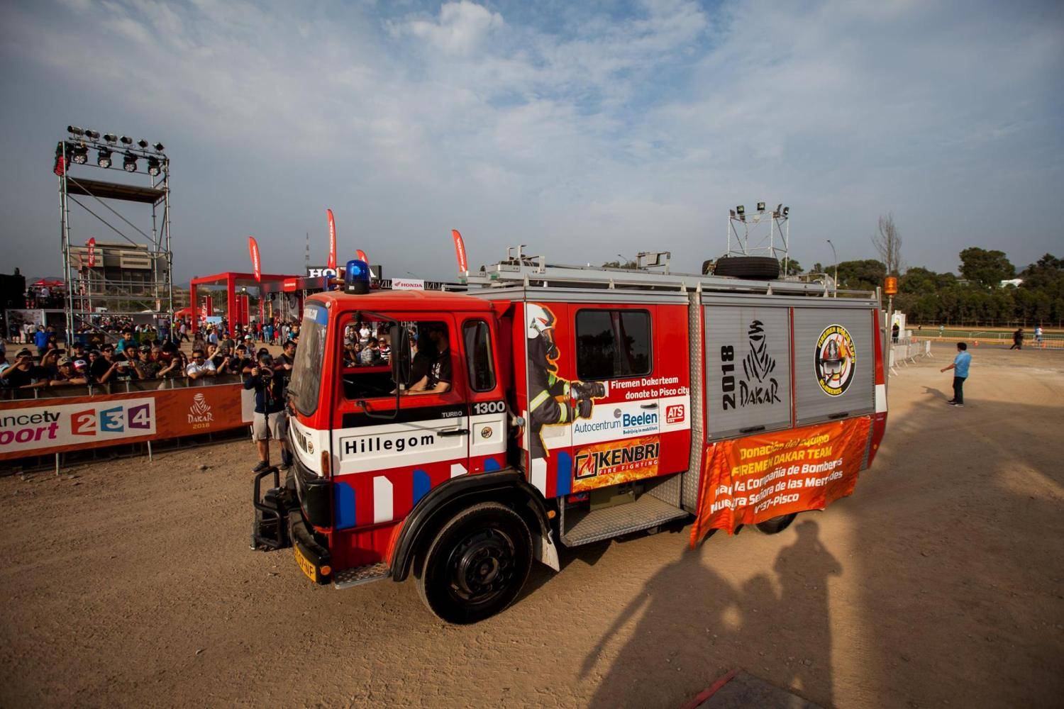 Los bomberos holandeses del Dakar donaron un camión a un cuartel peruano