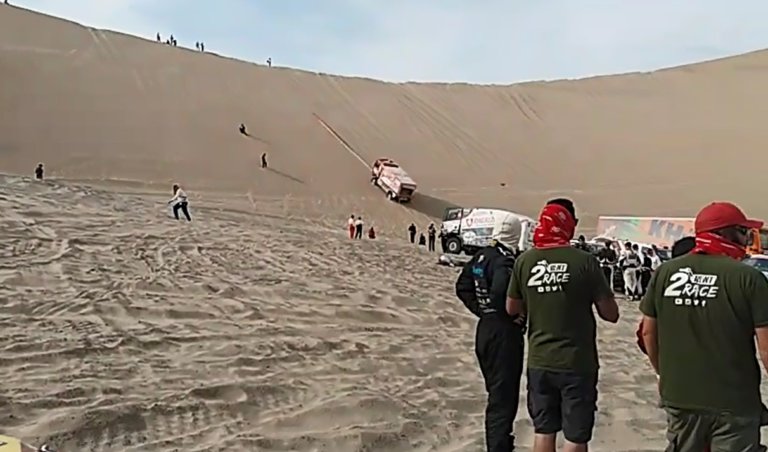 Varios vehículos quedaron varados toda la noche en la gran Olla de California