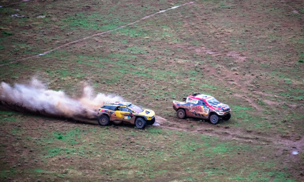 Harry Hunt a pone su Peugeot 3008 DKR Maxi al frente