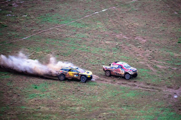 Harry Hunt a pone su Peugeot 3008 DKR Maxi al frente