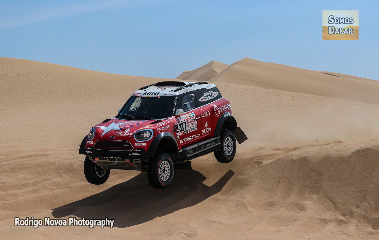 PH: Rodrigo Novoa – somosdakar.com ©. Vehículos en competencia durante el Rally Dakar 2018 en Perú. Etapa 1, Lima-Pisco.