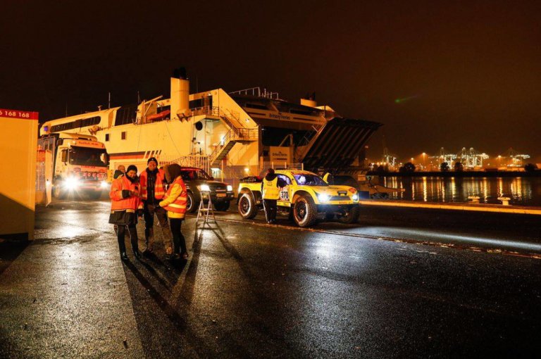 El barco Dakar ya arribó a Perú y comenzó la descarga