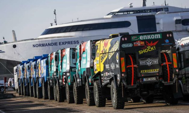 El barco que transporta los vehículos del Dakar sufrió inconvenientes y retornó a Francia