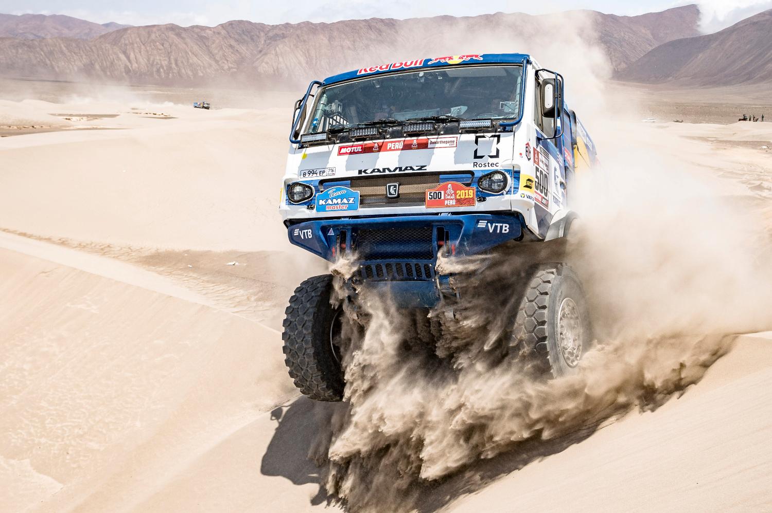 Nikolaev y Kamaz celebran por tercer año consecutivo – Resumen Camiones – Etapa 10 – Dakar 2019 Foto Red Bull CP