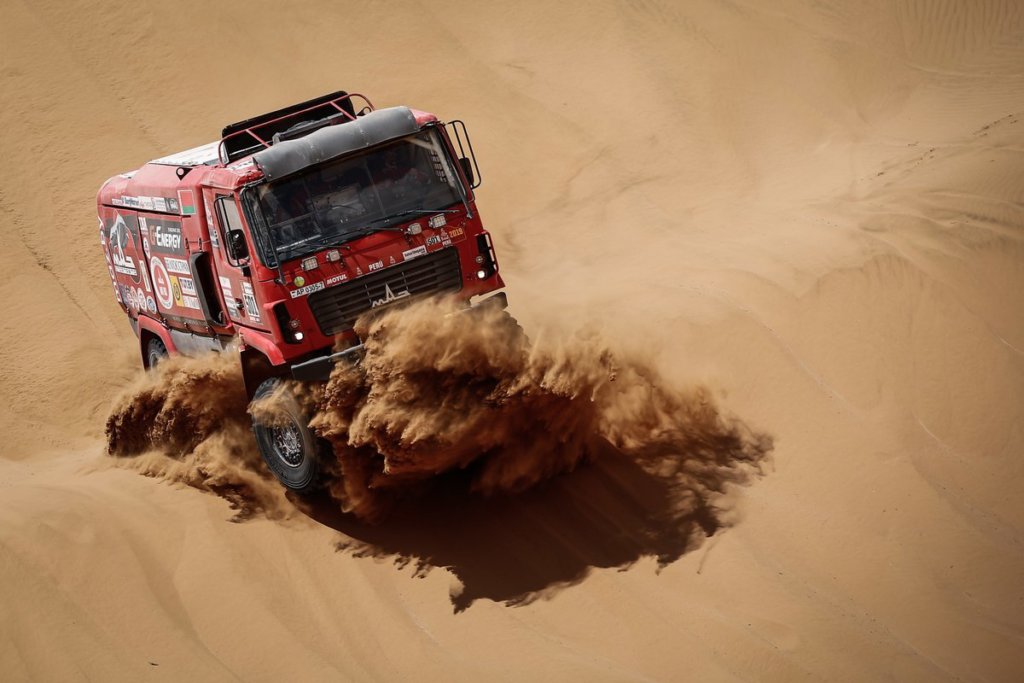 Siarhei Viazovich adelanta a Kamaz e Iveco y se queda con la especial – Resumen Camiones – Etapa 6 – Dakar 2019