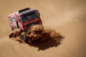 Siarhei Viazovich adelanta a Kamaz e Iveco y se queda con la especial – Resumen Camiones – Etapa 6 – Dakar 2019
