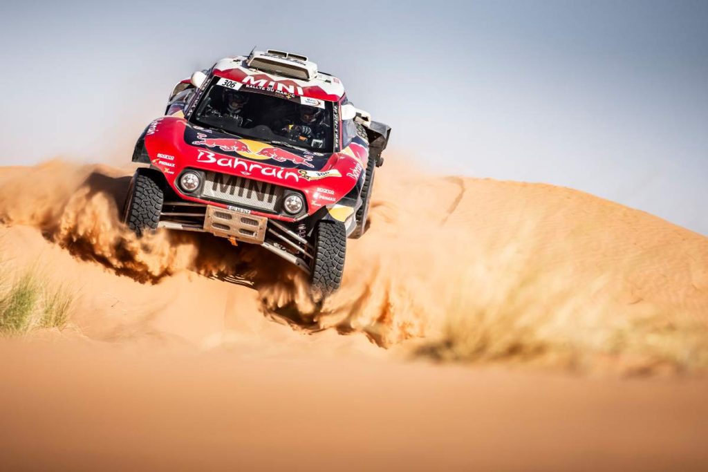 Carlos Sainz gana por segunda vez en Marruecos y da pelea