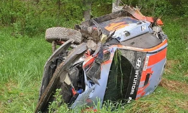 Duro accidente de Thierry Neuville en los primeros test tras la suspensión del WRC