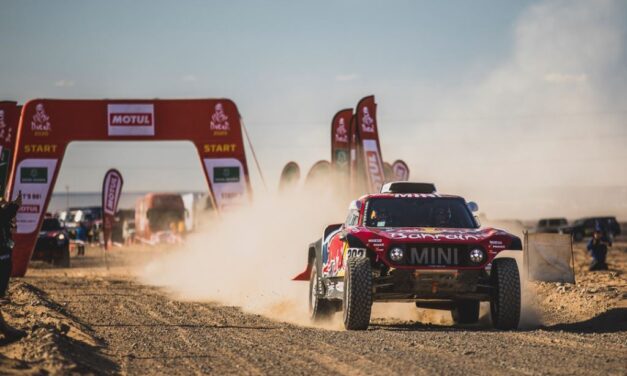 Carlos Sainz y Stéphane Peterhansel correrán el Dakar 2021 con el Buggy JCW de MINI