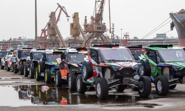 El Barco Dakar 2021 ya llegó a Jeddah y comenzó el desembarco de vehículos