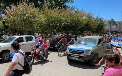 Una multitudinaria caravana recibió a Manuel Andújar en Lobos