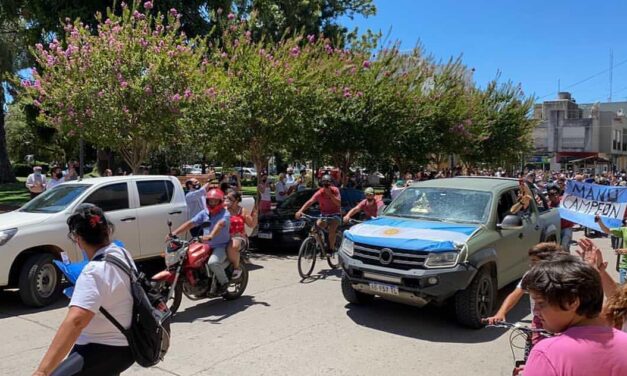 Una multitudinaria caravana recibió a Manuel Andújar en Lobos