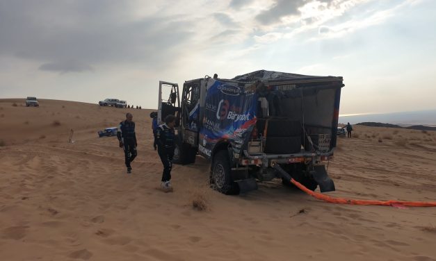 Fuerte accidente del camión de Albert Llovera en la primera especial del Dakar 2022
