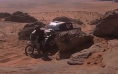 Video: Giniel de Villiers atropelló a un motociclista y fue sancionado en el Dakar 2022