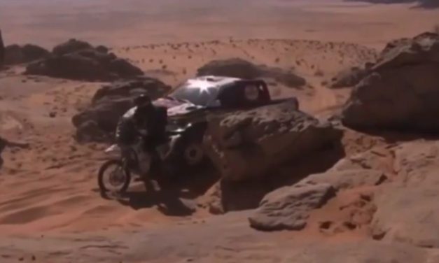 Video: Giniel de Villiers atropelló a un motociclista y fue sancionado en el Dakar 2022