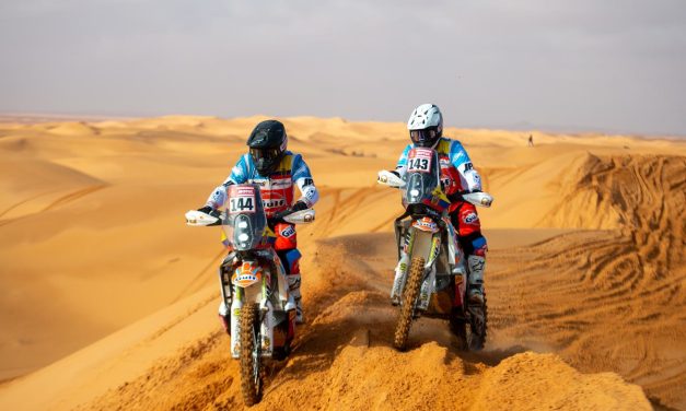 El equipo Puga Padre e Hijo logró unir fuerzas en el desierto y finalizó la etapa 2