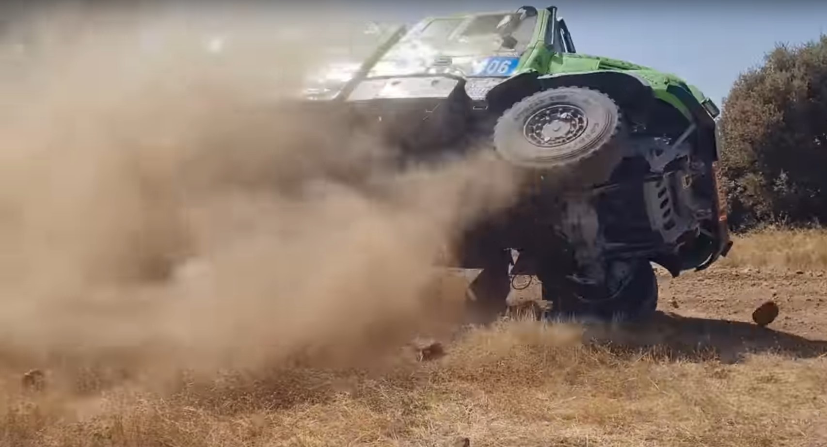 Video: Así fue el espectacular accidente y rescate de un camión en la Baja Aragón 2022
