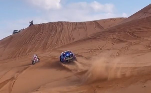Video: Choque entre una moto y una camioneta en las dunas del Dakar 2023