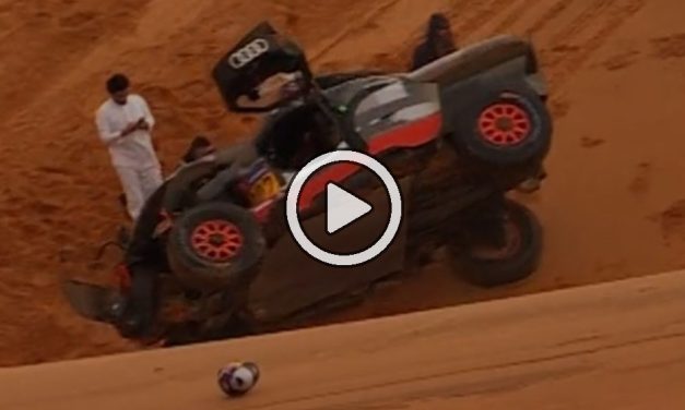 Video: el fuerte accidente de Carlos Sainz en el Dakar 2023