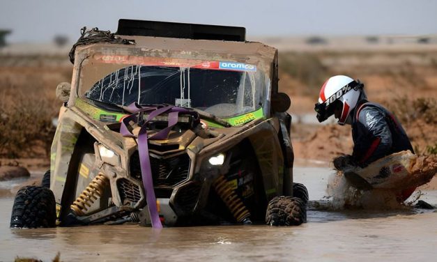 Video: El desesperado pedido de auxilio de un competidor del Dakar al quedar atrapado en un río