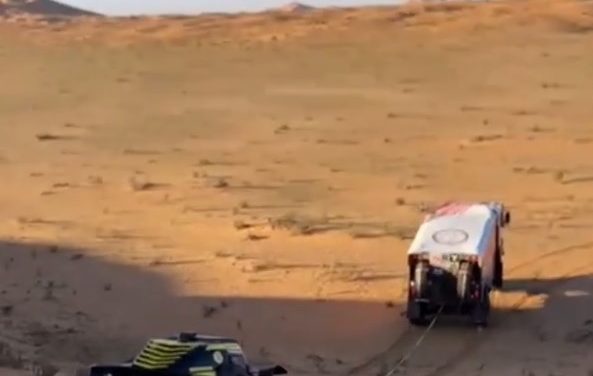 Video: “Fueron los únicos que se detuvieron a ayudarnos y sacarnos de las dunas”