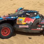 Video: Carlos Sainz sufrió un accidente, pero sigue en carrera con su Raptor